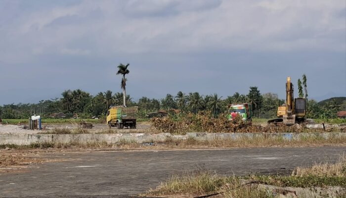 Debu Beterbangan dán Muatan Terbuka, Mengapa Proyek Pembongkaran Bekas Terminal Purworejo Abaikan Keselamatan Jalan?