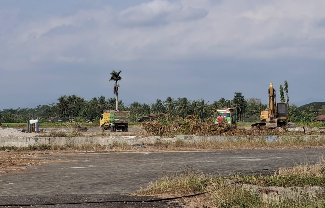 Kondisi dump truk yang mengangkut material puing bangunan bekas Terminal Purworejo tanpa penutup terpal dán memicu debu.