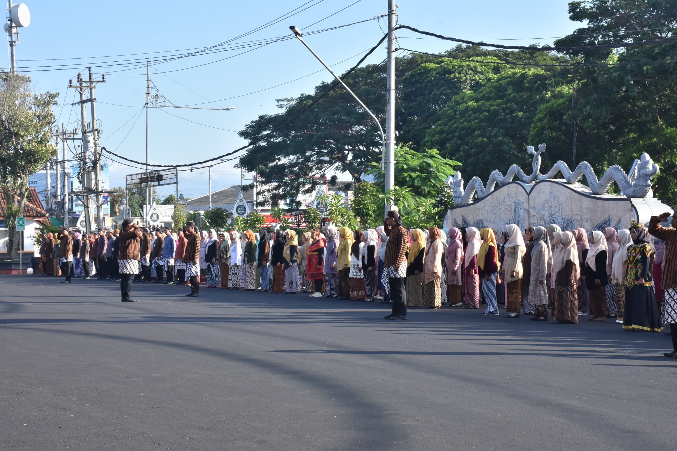 Plh Sekda Purworejo dr. Tolkha Amaruddin memimpin upacara Harganas ke-33 dengan tema Ayah Wajib Hadir.