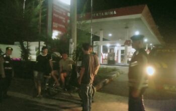 Personel Sat Samapta Polres Batu Bara saat menggelar patroli malam menggunakan mobil taktis di Jalinsum.