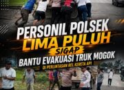 Aksi Sigap Personel Polsek Lima Puluh Evakuasi Truk Mogok di Perlintasan Rel Kereta Api