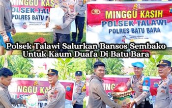 Kapolsek Talawi AKP Arianto Sitorus menyerahkan bantuan sosial sembako kepada warga Labuhan Ruku