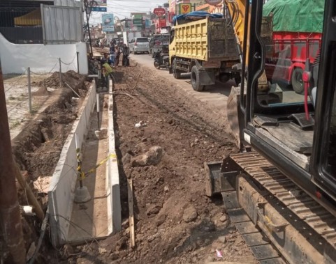 Proyek jalan dan drainase UPTD PJJ Wilayah V Ciamis Tahun Anggaran 2025–2026 menjadi sorotan publik terkait pelaksanaan dan transparansi pengadaan.
