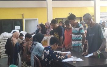 Penyaluran bantuan beras dan minyak goreng kepada 1.400 warga penerima manfaat di Desa Cilopadang