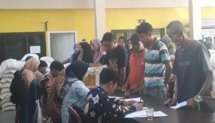 Cilacap | Pemerintah Desa Cilopadang Salurkan Beras dan Minyak Goreng kepada 1.400 Penerima Manfaat, Bagaimana Respons Warga?