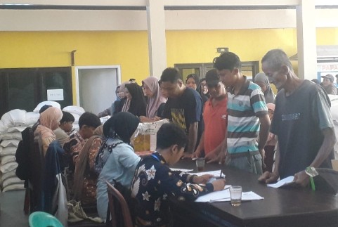 Penyaluran bantuan beras dan minyak goreng kepada 1.400 warga penerima manfaat di Desa Cilopadang