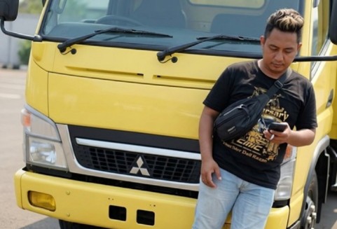 Sopir truk Majalengka Riyan di balik kabin subuh mengangkut logistik dengan penuh tanggung jawab dan harapan kesejahteraan