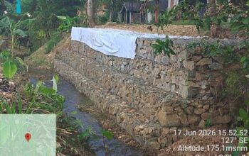 Kawat bronjong berkarat dan konstruksi asal jadi pada proyek pembangunan pengaman jalan di Desa Semade Kabupaten Landak