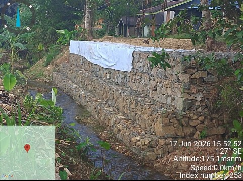 Kawat bronjong berkarat dan konstruksi asal jadi pada proyek pembangunan pengaman jalan di Desa Semade Kabupaten Landak