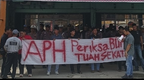 Aksi demonstrasi PNBMR di kantor Perumda Tuah Sekata Pelalawan terkait dugaan tunggakan listrik ke Riau Prima Energi.