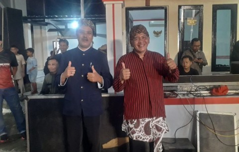 Kemeriahan pembukaan acara Sedekah Bumi dán Fashion Show Suro di Desa Planjan Kesugihan Cilacap.