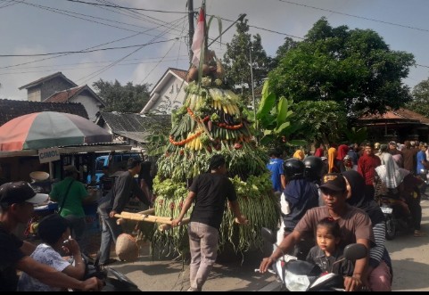 gunungan hasil bumi dán perayaan tradisi adat sedekah bumi masyarakat Jawa di Cilacap.