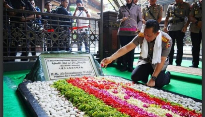 Sambut Hari Bhayangkara ke-80, Mengapa Kapolri Pilih Ziarah Langsung ke Makam Gus Dur di Jombang?