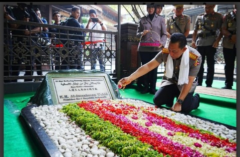 Kapolri Jenderal Listyo Sigit Prabowo saat berdoa dán menaburkan bunga di makam Presiden ke-4 RI KH Abdurrahman Wahid (Gus Dur) di Jombang