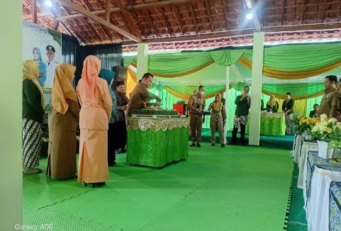 Wakil Bupati Madiun Purnomo Hadi didampingi tim medis saat meninjau pelaksanaan khitan massal di RSUD Dolopo.