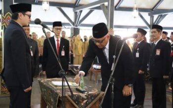 Wakil Bupati Purworejo Dion Agasi Setiabudi saat melantik dán mengambil sumpah 61 pejabat dán kepala sekolah di Pendopo Kabupaten.