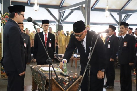 Wakil Bupati Purworejo Dion Agasi Setiabudi saat melantik dán mengambil sumpah 61 pejabat dán kepala sekolah di Pendopo Kabupaten.