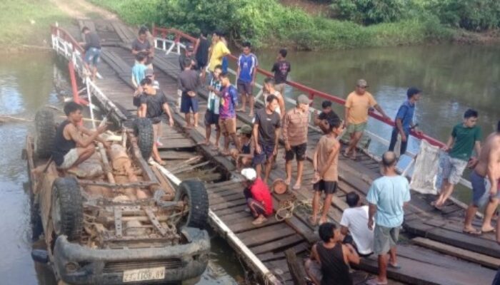 Jembatan Apung Sungai Bakah Dibangun Dana Pribadi Warga, Kini Mendesak Perhatian Pemerintah Melawi