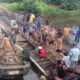 Kondisi jembatan apung di Sungai Bakah yang dibangun secara swadaya oleh warga dengan dana pribadi.
