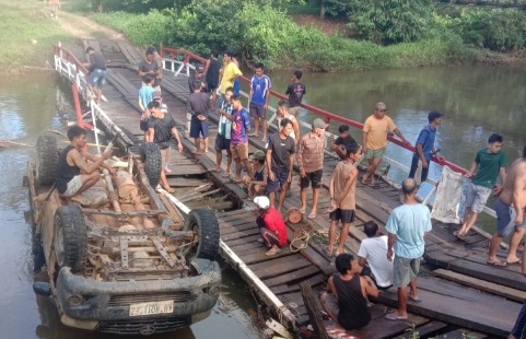 Kondisi jembatan apung di Sungai Bakah yang dibangun secara swadaya oleh warga dengan dana pribadi.