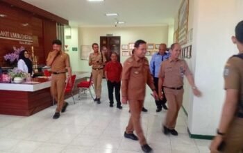 Walikota Madiun Fransiskus Bagus Panuntun saat meninjau kegiatan skrining kesehatan di RSUD Sogaten.