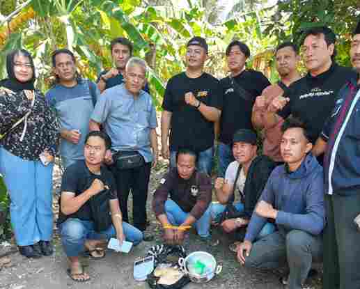 Petugas Satresnarkoba Polresta Cilacap mengamankan tersangka narkoba beserta barang bukti di Desa Planjan, Kesugihan.