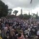 Ribuan warga memadati area luar lokasi sidang Pantukhir Cata PK TNI AD di Padang Panjang, Sumatera Barat.