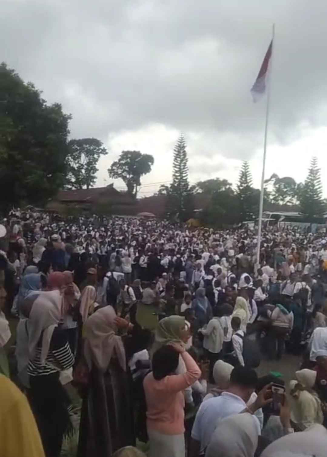Ribuan warga memadati area luar lokasi sidang Pantukhir Cata PK TNI AD di Padang Panjang, Sumatera Barat.