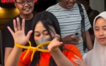 Kepercayaan Berujung Petaka, Hubungan Sesama Jenis yang Berawal dari Medsos Diduga Berakhir dengan Penipuan Rp92,9 Juta Tersangka kasus penipuan berkedok usaha salon kecantikan di Mojokerto diamankan polisi.