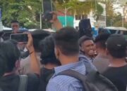 Aksi Mahasiswa di Depan Gedung Bundar Jampidsus Kejagung Sempat Diwarnai Ketegangan