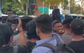 Aksi Mahasiswa di Depan Gedung Bundar Jampidsus Kejagung Sempat Diwarnai Ketegangan Massa mahasiswa saat menggelar aksi unjuk rasa di depan Gedung Bundar Jampidsus Kejaksaan Agung.