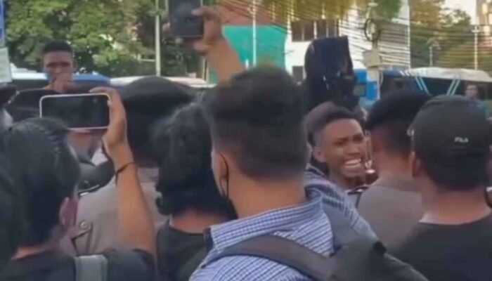 Aksi Mahasiswa di Depan Gedung Bundar Jampidsus Kejagung Sempat Diwarnai Ketegangan