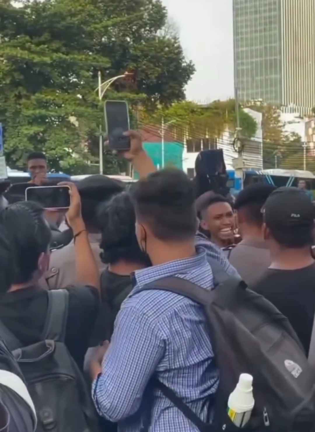 Massa mahasiswa saat menggelar aksi unjuk rasa di depan Gedung Bundar Jampidsus Kejaksaan Agung.