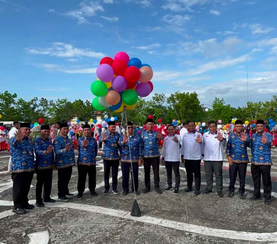 Upacara Peringatan Hari Anak Nasional (HAN) ke-42 di Kabupaten Pelalawan yang dihadiri ratusan pelajar.