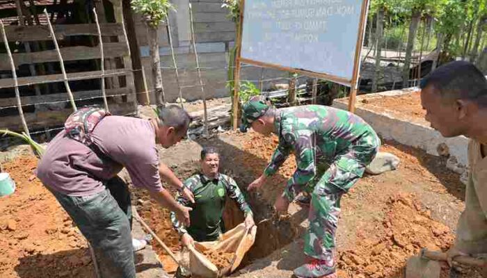 Berjibaku di Galian Septic Tank, Satgas TMMD Ke-129 Kodim 0102/Pidie dan Warga Wujudkan Sanitasi Layak