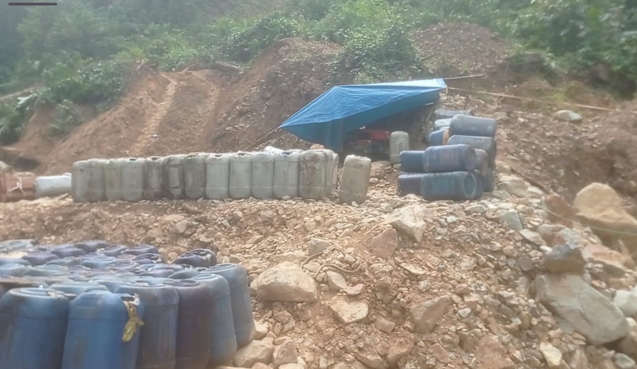 Tambang emas ilegal di hutan lindung Pohuwato gunakan alat berat Hyundai.
