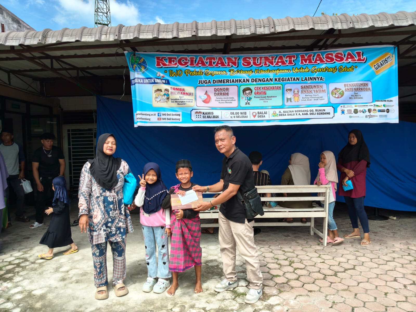Salah satu anggota IWO
Memberikan bantuan