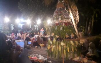 Tradisi Syukuran Bumi Desa Nusa Jati: Warga Arak 9 Gunungan Hasil Panen sebagai Simbol Wali Songo Tradisi Tasyakuran Bumi di Desa Nusa Jati Sampang Cilacap.