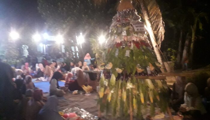 Tradisi Syukuran Bumi Desa Nusa Jati: Warga Arak 9 Gunungan Hasil Panen sebagai Simbol Wali Songo