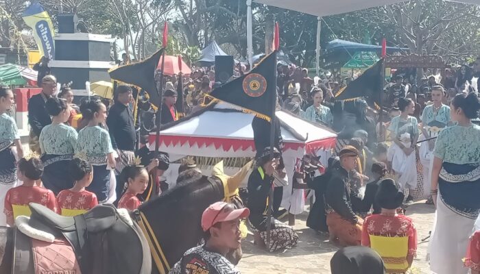 Ribuan Warga Padati Teluk Penyu, Tradisi Sedekah Laut Cilacap Kembali Digelar dengan Penuh Khidmat