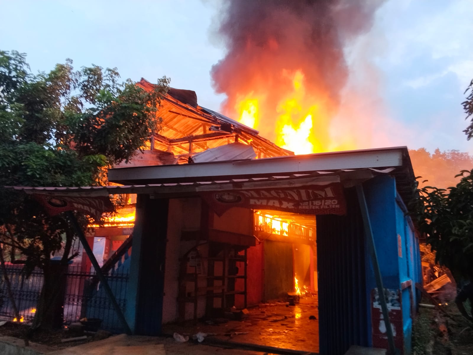Kebakaran rumah panggung di Kecamatan Jayaloka Musi Rawas.