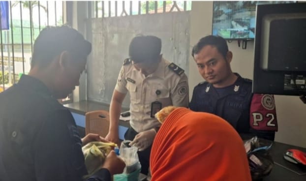 Pemeriksaan pengunjung di Lapas Narkotika Muara Beliti.
