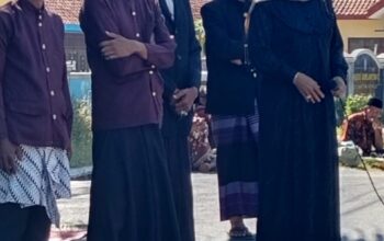 Wujud Syukur Memetri Bumi, Desa Adiraja Wetan Cilacap Santuni Puluhan Anak Yatim Kepala Desa Adiraja Wetan, Parmilah, saat menghadiri acara Memetri Bumi dan santunan anak yatim di Kecamatan Adipala, Cilacap.
