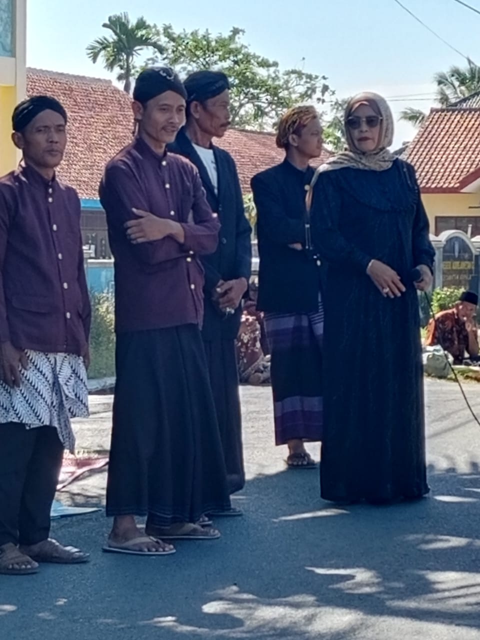 Kepala Desa Adiraja Wetan, Parmilah, saat menghadiri acara Memetri Bumi dan santunan anak yatim di Kecamatan Adipala, Cilacap.