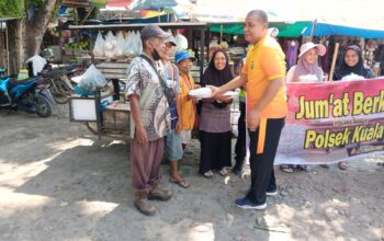 Jumat Berkah Polsek Kuala, Berbagi Nasi Kotak Sambil Pererat Kedekatan dengan Masyarakat