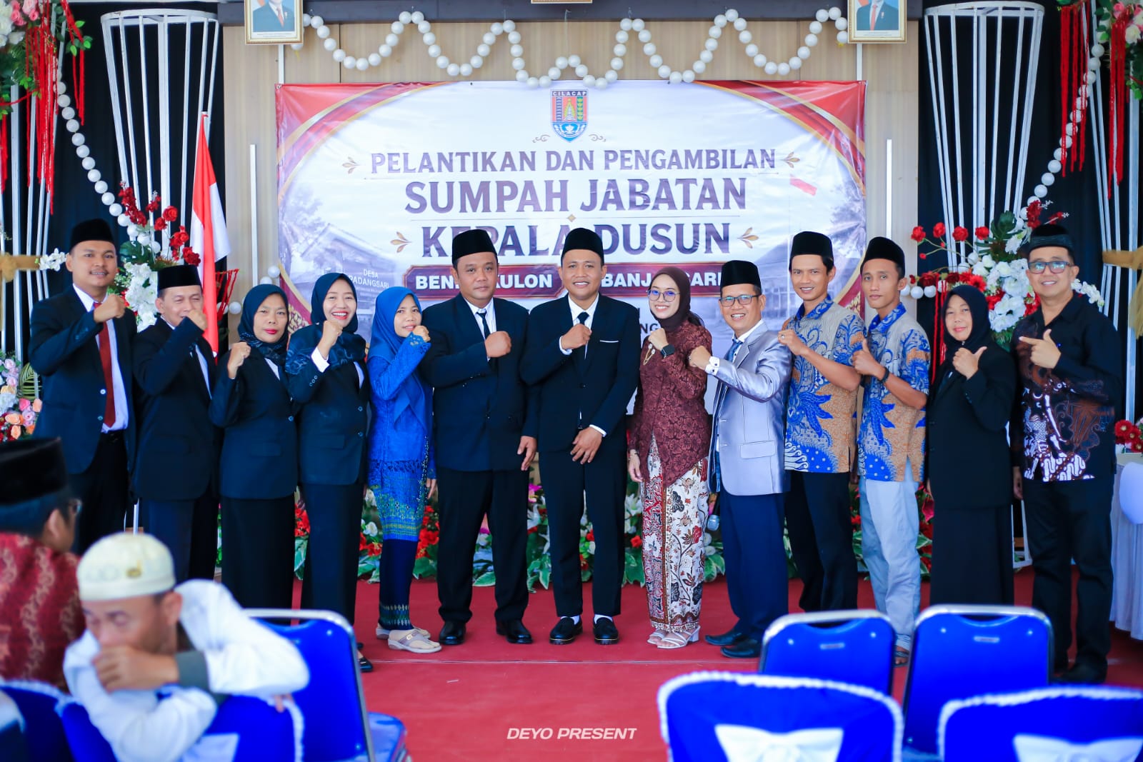 Kepala Desa Padang Sari, Mah Ruri, melantik Kepala Dusun Banjarsari I dan II di Kecamatan Majenang, Cilacap.