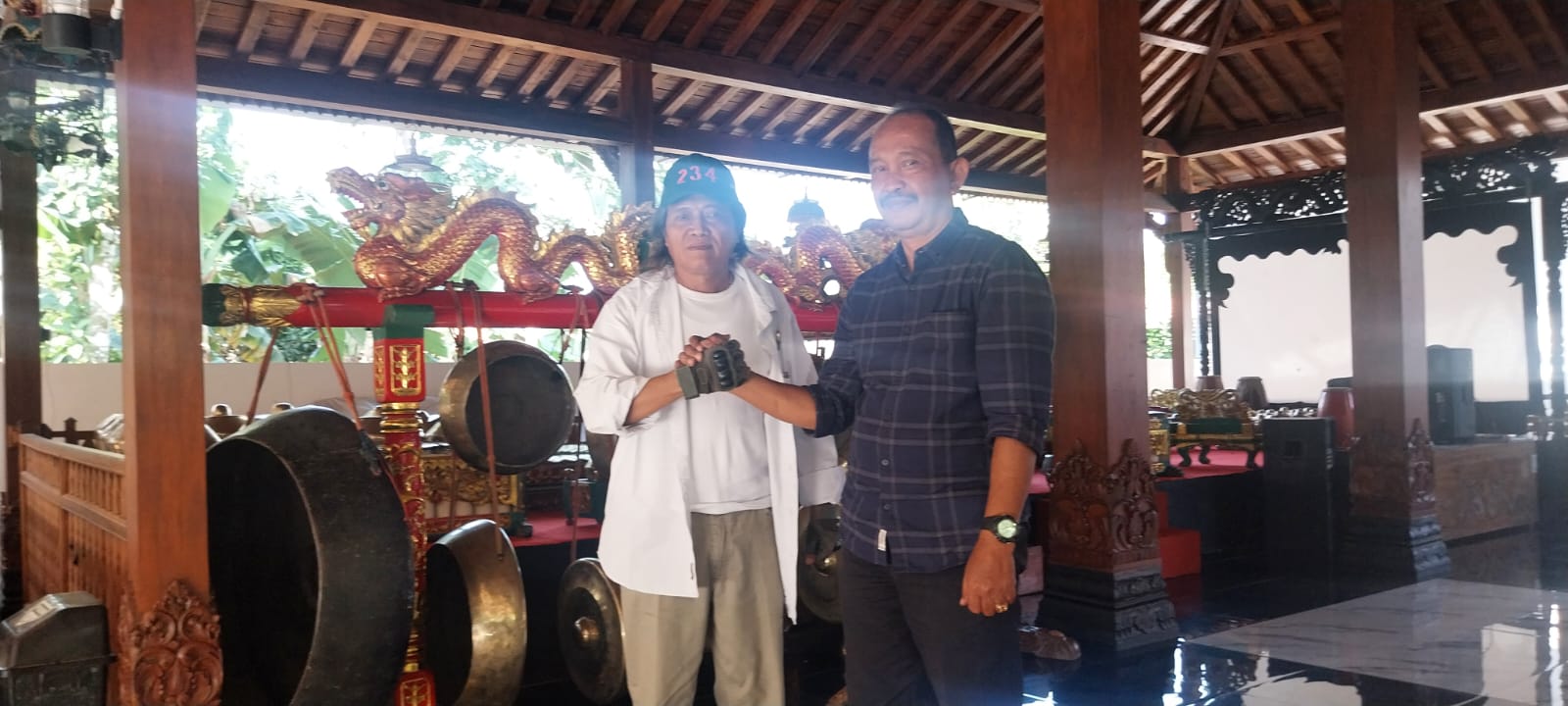 Kepala Desa Karang Kemiri, Kuswadi, berbincang hangat bersama wartawan senior Hadi Tri Wasisto di kediamannya.
