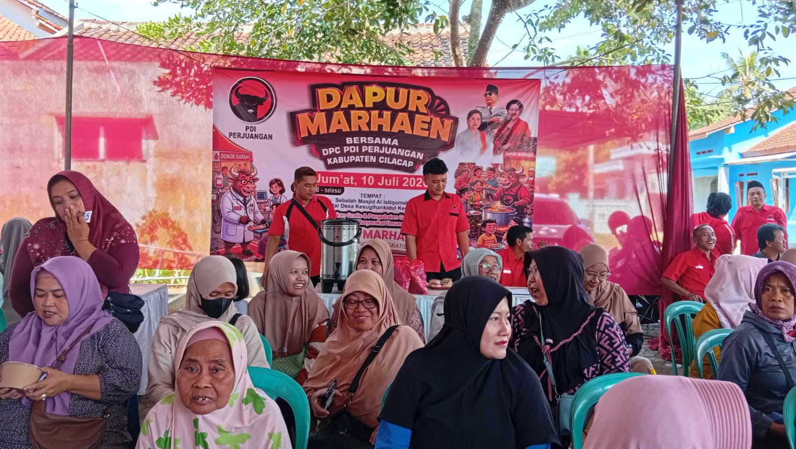 Warga antusias mengikuti bakti sosial pemeriksaan kesehatan gratis yang digelar PDIP Cilacap di Kesugihan.