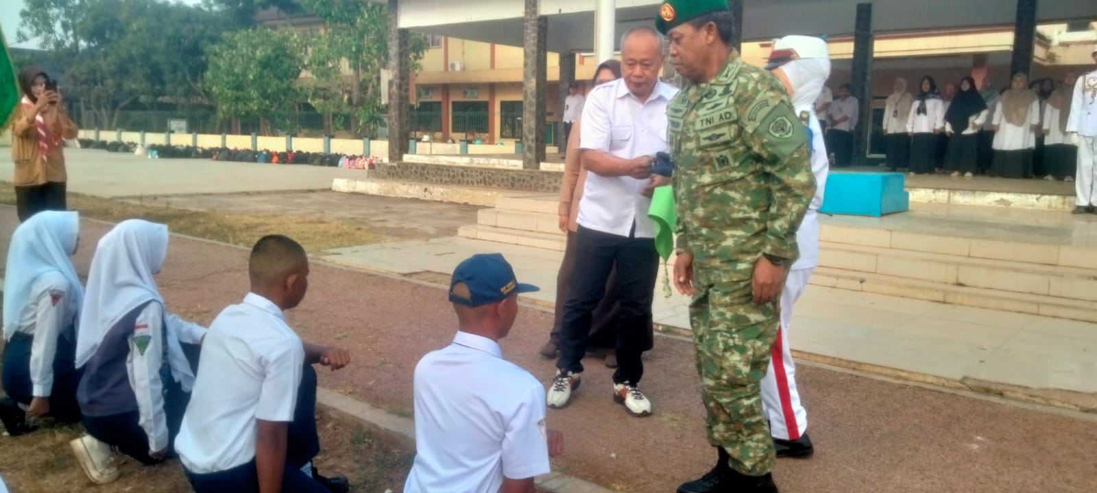 Danramil Pagaden Kapten Inf M. Saprudin membuka MPLS SMK Negeri 1 Cipunagara.