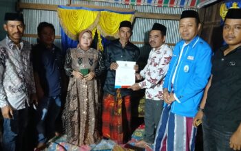 Penyerahan KTP dan KK baru kepada pasangan pengantin oleh Disdukcapil Jeneponto.
